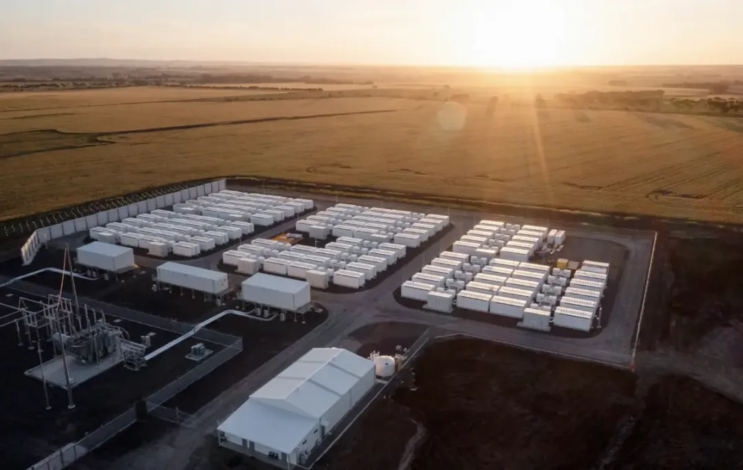 特斯拉十周年(nián):上(shàng)海(hǎi)儲能(néng)超級工(gōng)廠(chǎng)開(kāi)工(gōng),規劃年(nián)産1萬台商用(yòng)儲能(néng)電(diàn)池 特斯拉十周年(nián):上(shàng)海(hǎi)儲能(néng)超級工(gōng)廠(chǎng)開(kāi)工(gōng),規劃年(nián)産1萬台商用(yòng)儲能(néng)電(diàn)池